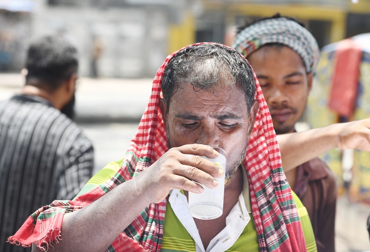 প্রচণ্ড গরমে তাদের সারা শরীর ঘামে ভিজে যাচ্ছে। শরীরের ঘাম মুছে তারা আবারও কাজ করে যাচ্ছেন। তাদের মধ্যে কেউ কেউ সুযোগ বুঝে একটু জিরিয়ে নিচ্ছেন। গরম কাটাতে পানি ও শরবত খাচ্ছেন। আলোকচিত্রী: জাকির হোসাইন