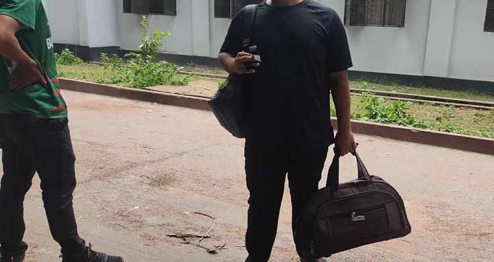 হল ছাড়ছেন ঢাবি শিক্ষার্থীরা