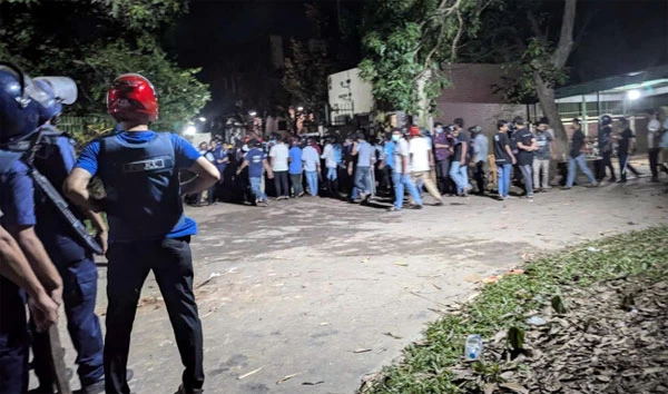 পুলিশের হামলায় ঢাবির দুই শিক্ষার্থী গুলিবিদ্ধ