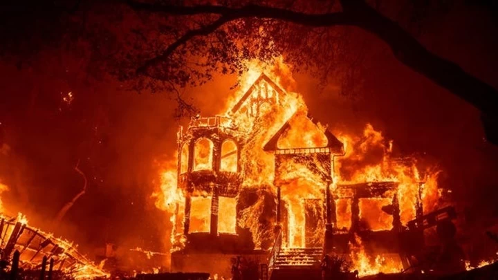 ‘সপ্তম দীর্ঘ’ দাবানলে জ্বলছে ক্যালিফোর্নিয়া